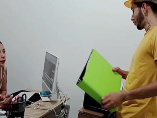 Le Doy Verga A La Jefa Para Calmar Su Calentura Y Me De Una Bonificacion